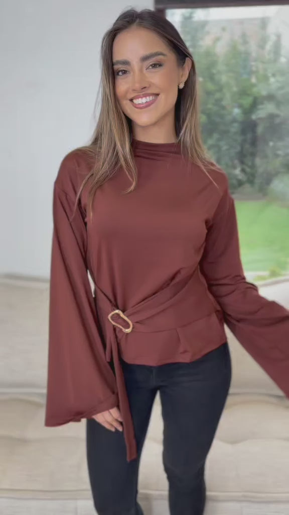 ✨ POLERA CON DETALLE EN CINTURA ✨